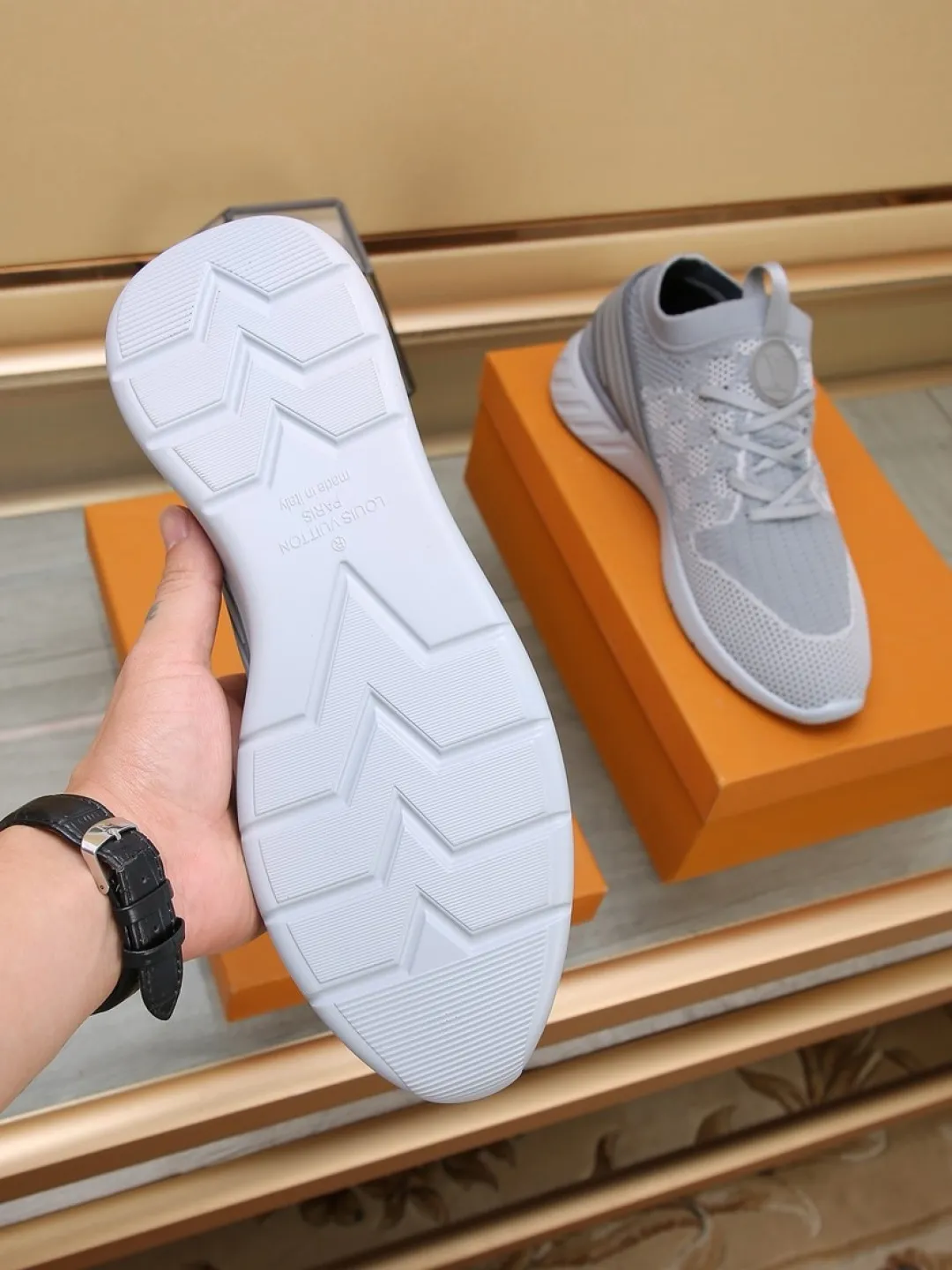 Men's shoes 💰P420💰"LOUI* VUITTO*" latest popular men's casual shoes ✔️This model is made of the original breathable fly woven fabric. The real thing is super shiny⚡️ Fashionable and versatile. The toe last shape is firm and full. The soles are LV original molds and can be put in and out at will. It is light and comfortable for the foot~Purely handmade, details determine the quality! Size:38-44